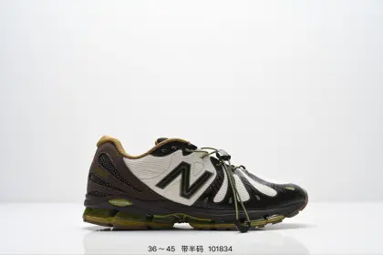 新百伦New Balance最新系列18907运动鞋子,有赛博朋克那味儿了!今年的 New Balance 新鞋型来了!Action Bronson x New Balance 1890 “Cyborg Tears”,由品牌携手高人气多栖艺术家 Action Bronson 带来联名呈现.以「赛博格之泪」为主题,整体气质明显更偏未来科幻路线,既有浓郁的概念表达,同时也保留了 New Balance 一贯擅长的复古运动底色,属于那种一眼就能记住的联名鞋款.鞋型亮点之一,便是分段式中底结构的运用,层次切割清晰,让原本偏复古的跑鞋轮廓多了几分机能与速度感,也进一步强化了 1890 这次想要表达的「复古与未来并存」的设定.细节方面,「Cyborg Tears」在鞋面融入水滴造型的呈现方式,直击主题之余,也让整双鞋的视觉效果更有「赛博朋克」氛围:既怪诞又精致,存在感拉满. 货号:U18904DO 含半码 编号:101834